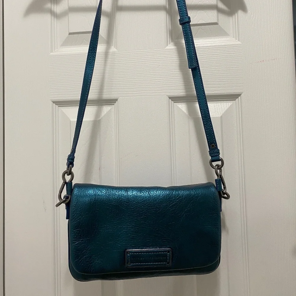 Marc by Marc Jacobs Blue Metallic Leather Crossbody Bag – Designer Chic Statemen